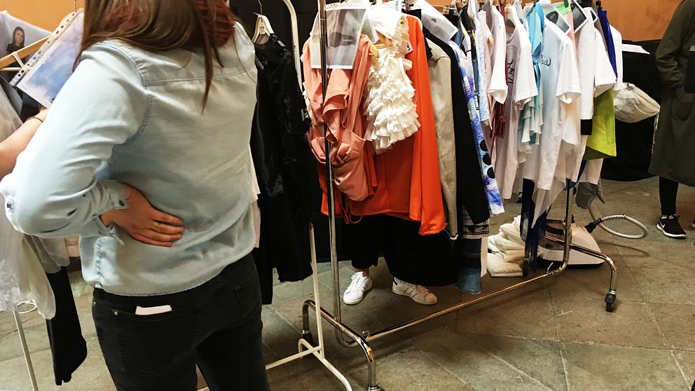 Alla designeleverna har sin egen stil. 
– Jag är särskilt intresserad av historiskt mode och inspireras av det när jag syr mina kläder, berättar Alice Pettersson.