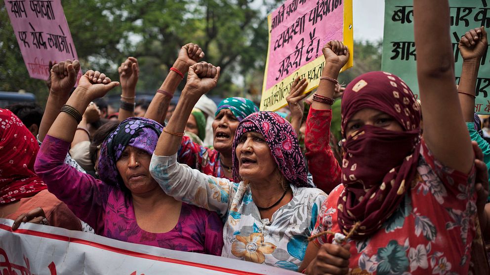 Kvinnor protesterar mot våldtäkten.