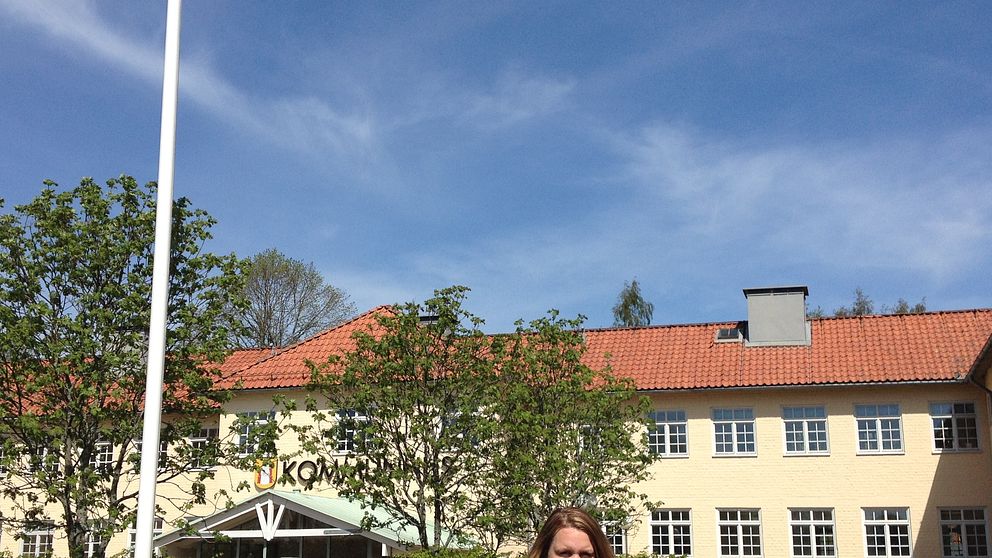 Martina Ståhl framför  kommunhuset i Vadstena
