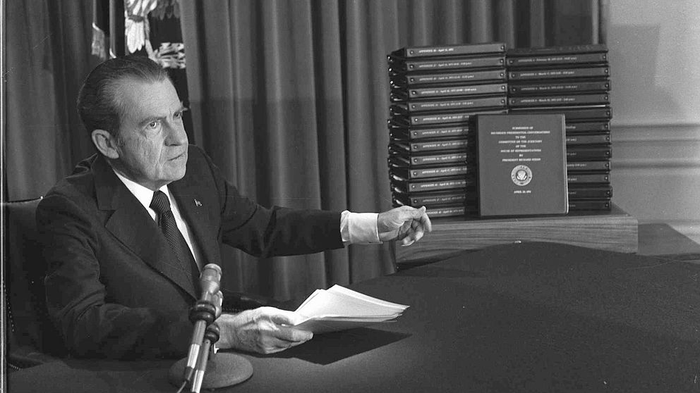 President Nixon pekar på utskrifterna av Vita huset-banden.