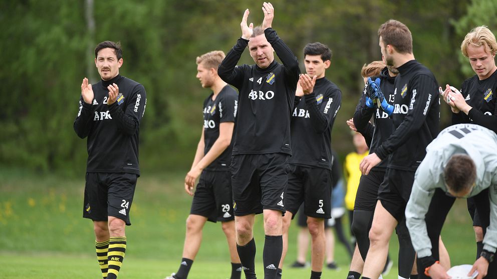 AIK:s Stefan Ishizaki och Nils-Eric Johansson applåderar supportrarna som kommit till lördagens träning inför Djurgårdsderbyt.