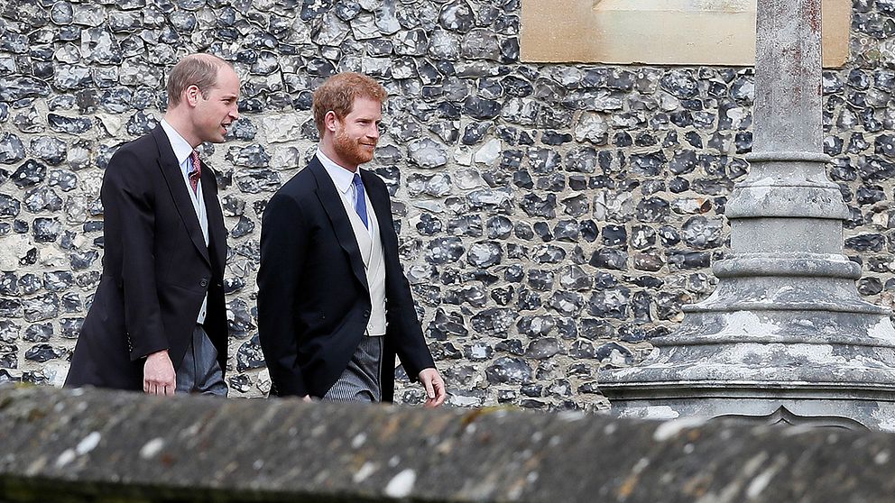 Prins William, som står näst på tur efter pappa Charles att bli brittisk kung, tog en promenad med brorsan Harry före vigseln.