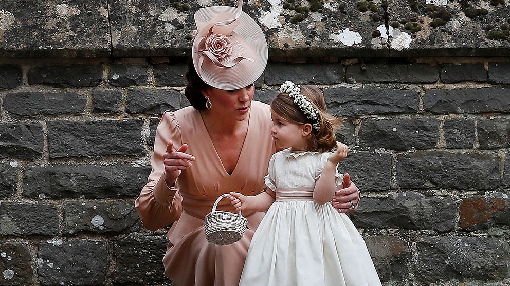 Kate ger dottern Charlotte instruktioner och pepp inför uppgiften som blomsterflicka.