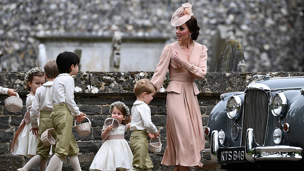 Kate Middleton lotsar sonen George, dottern Charlotte och de andra barnen i bröllopsföljet till limousinen efter vigseln.