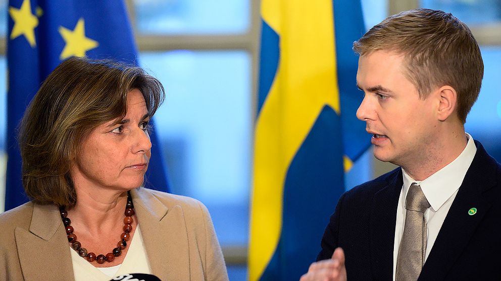 Miljöpartiets språkrör Isabella Lövin och Gustav Fridolin har fått se partiet närma sig fyraprocentsspärren.