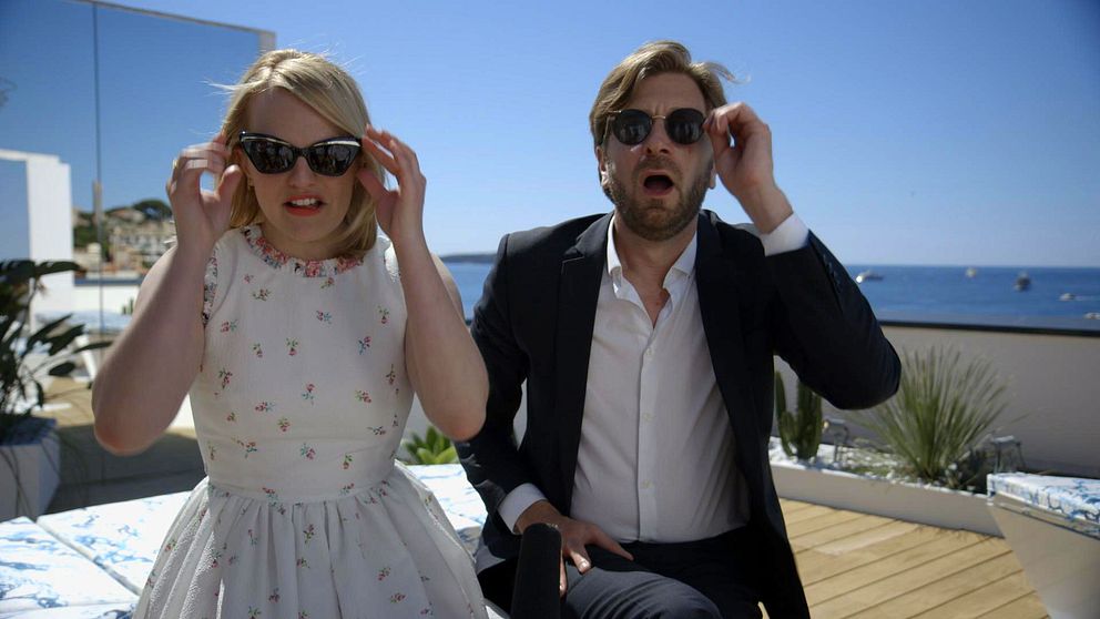 Elisabeth Moss och Ruben Östlund i ett blåsigt Cannes.