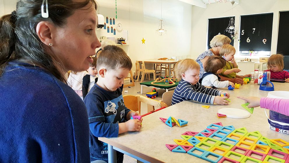 Barnskötaren Irene Jörnevi med barnen i Höör.