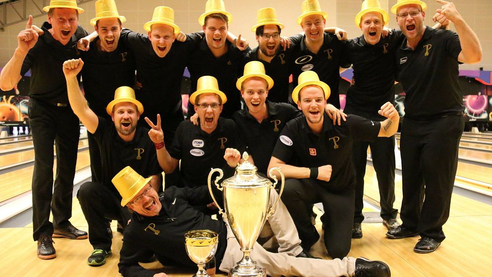 Team Pergamon från Partille i guldhattarna efter sitt elfte SM-guld i Bowling Jönköping 2017.