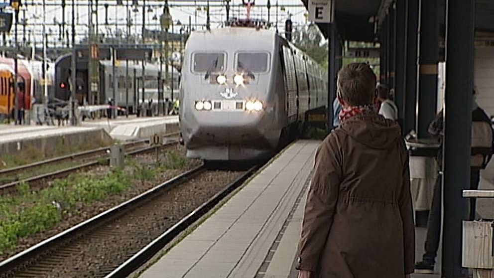 X2000 kommer ankommer Norrköpings central