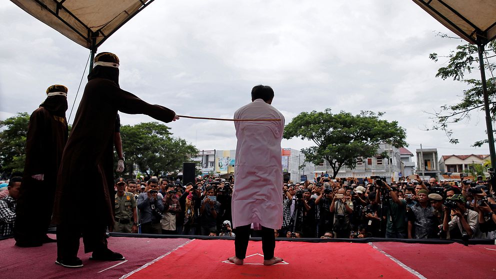Man blir piskad utanför moské i Indonesien för att han haft gaysex