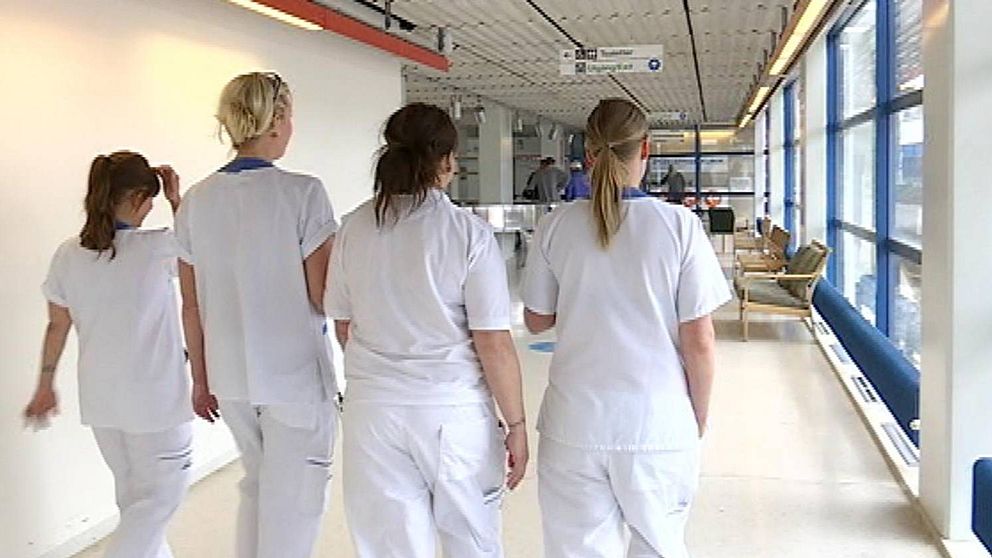 Fyra sjuksköterskor i korridor.