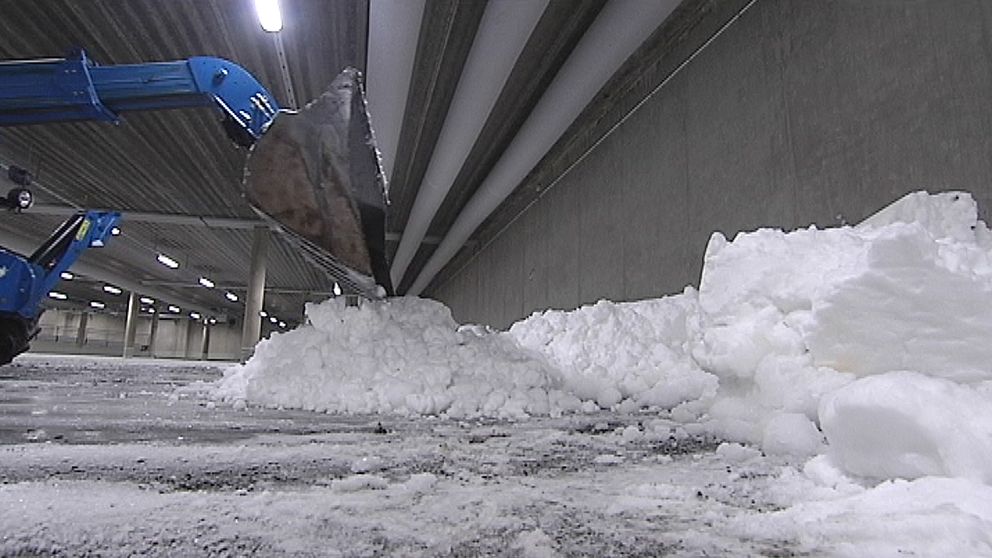 Här fylls skidhallen med snö.