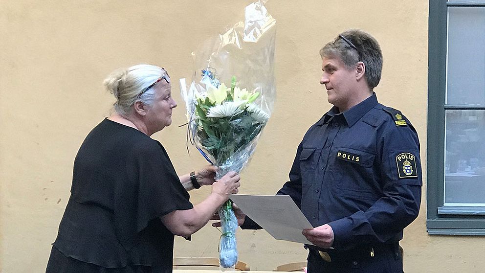Svenska Djurskyddsföreningens generalsekreterare Lillemor Wodmar överräcker blommor och diplom till Årets djurvän 2017 till Mikael Åslund, polis på Gotland.