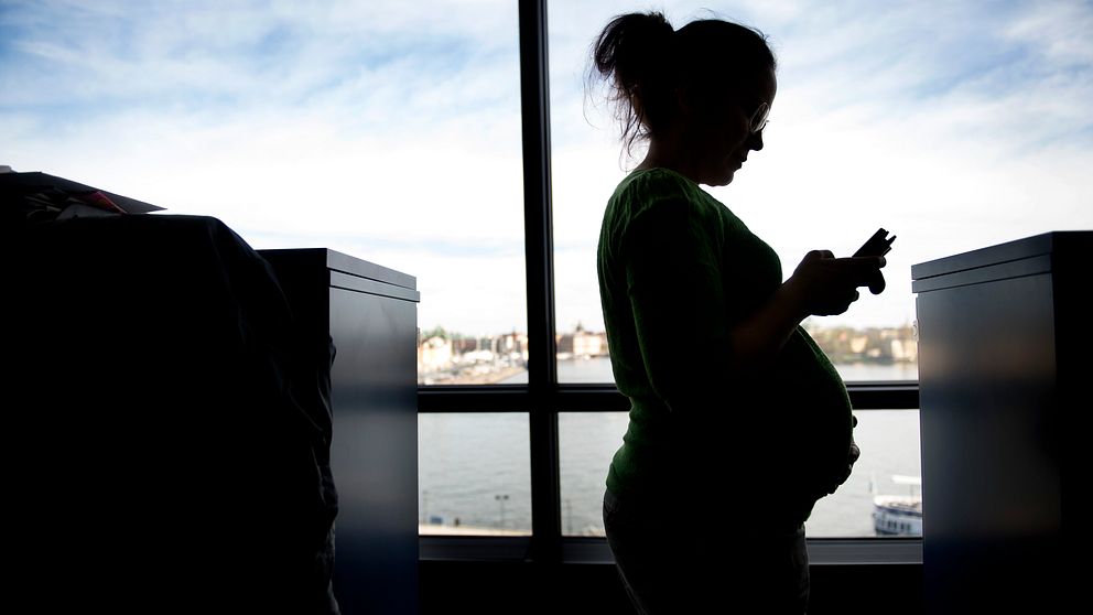 Det finns många olika skäl till att allt fler kvinnor får sitt första barn allt senare, enligt SCB.