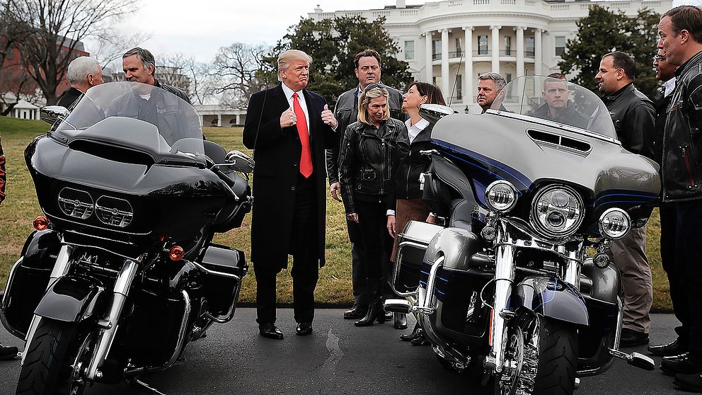 President Trump i ett möte med chefer och fackmedlemmar från Harley Davidson utanför Vita huset den 2 februari 2017.