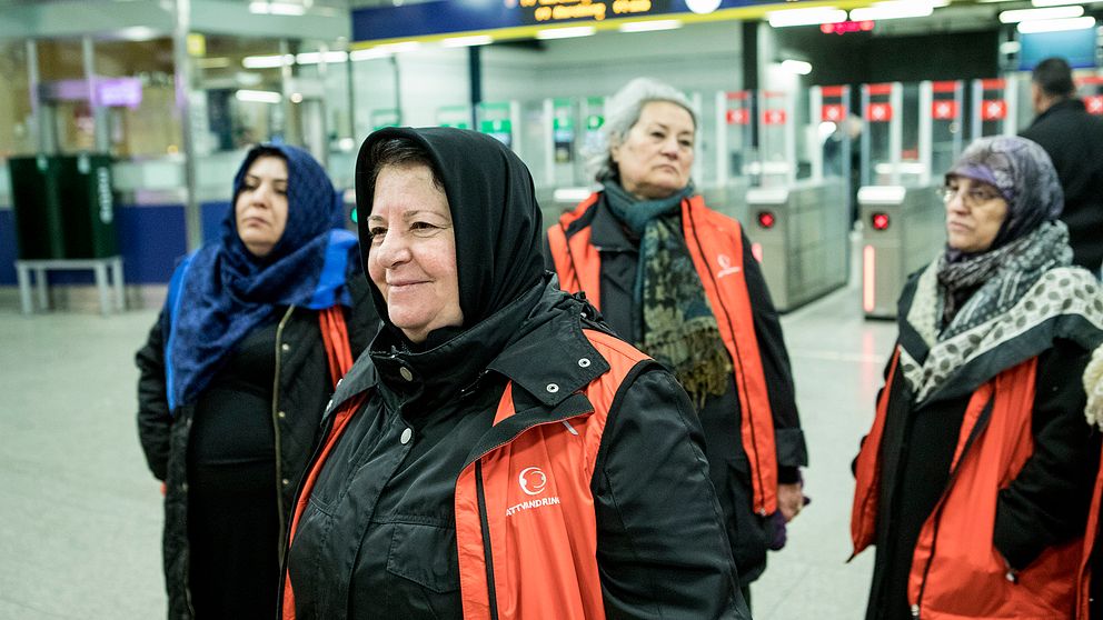 Latife Alpa och de andra kvinnorna kollar läget vid tunnelbanestationen i Fittja.