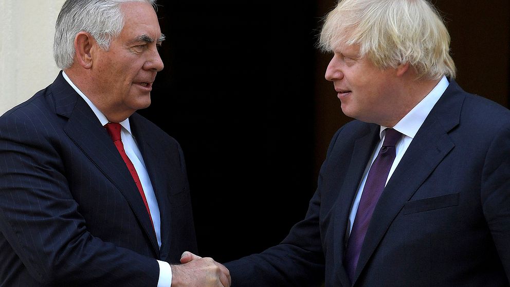 USA:s utrikesminister Rex Tillerson (vänster) möter Storbritanniens utrikesminister Boris Johnson (höger)