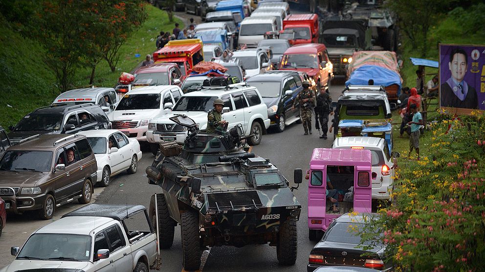 Köerna ringlar sig långa ut ur Marawi, sedan tusentals människor flyr sina hem undan angreppen.
