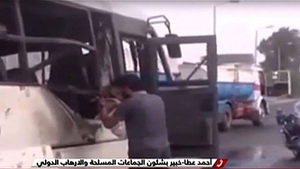 Bilder från egyptisk stats-tv visar en totalförstörd buss.