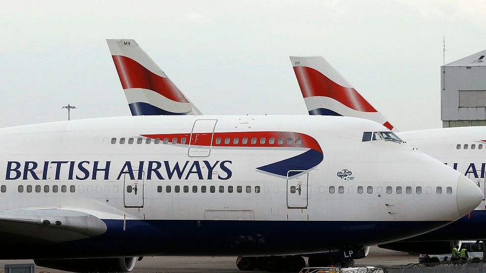 Två flygplan med British Airways logotyp står parkerade på flygplatsen i Heathrow.