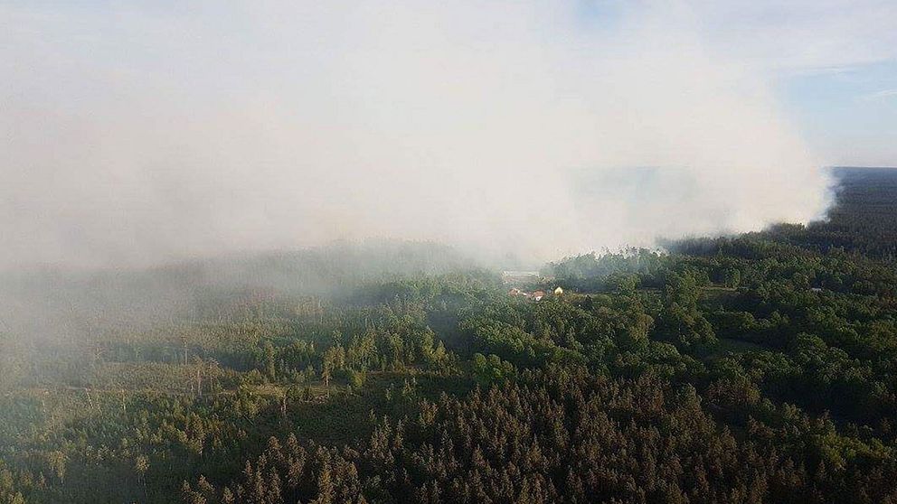 Bild tagen från brandflyget som flög över området under hela söndagen.
