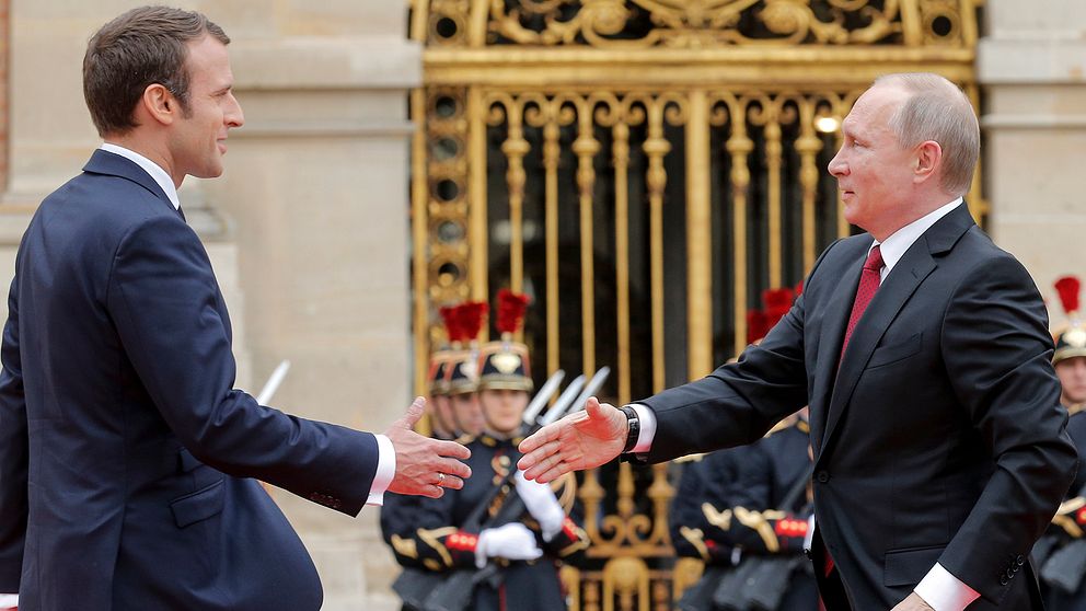 Frankrikes president Emmanuel Macron (vänster) välkomnar Rysslands president Vladimir Putin i Versailles