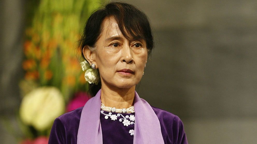 ”Han fick oss alla att förstå att ingen ska förföljas för sin hudfärg, för de omständigheter den fötts till. Han fick oss också att förstå att vi kan förändra världen – vi kan förändra den genom att förändra attityd”, säger Aung San Suu Kyi.
