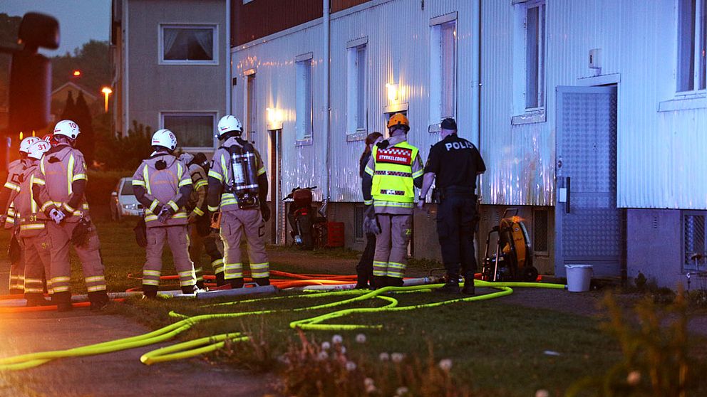 En person skadades i en misstänkt anlagd brand på Jarlsgatan i Uddevalla.