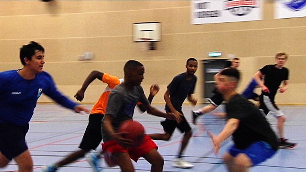 Västra Hisingen basket vill få ungdomar att välja rätt väg i livet.