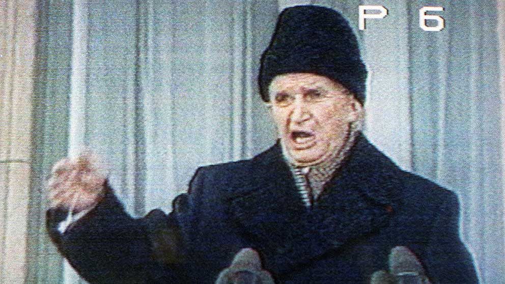 Nicolae Ceausescu håller sitt sista televiserade tal till rumänska folket från kommunistpartiets högkvarter i Bukarest.