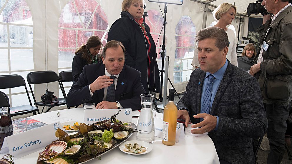 Stefan Löfven och Islands statsminister Bjarni Benediktsson provar havets läckerheter i Bergen