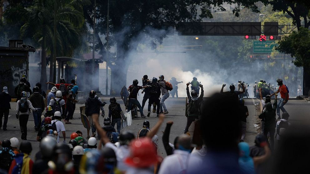 Protester i Venezuelas huvudstad Caracas. Minst 60 personer har dödats i sammandrabbningar mellan demonstranter och polis i Venezuela de gångna två månaderna.