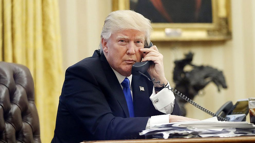 Donald Trump pratar i telefon