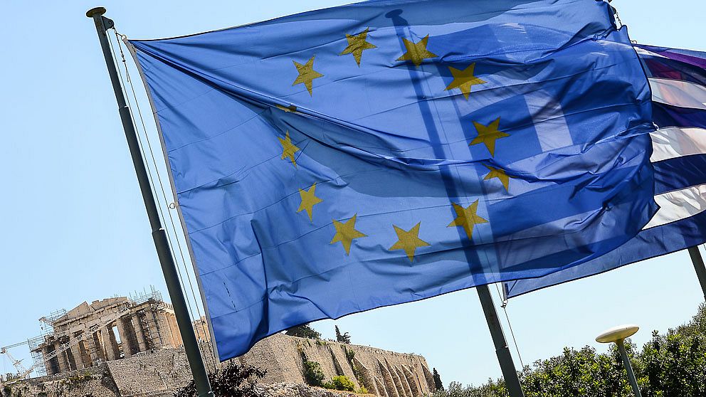 EU-flaggan och den grekiska flaggan vajar framför Akropolis.