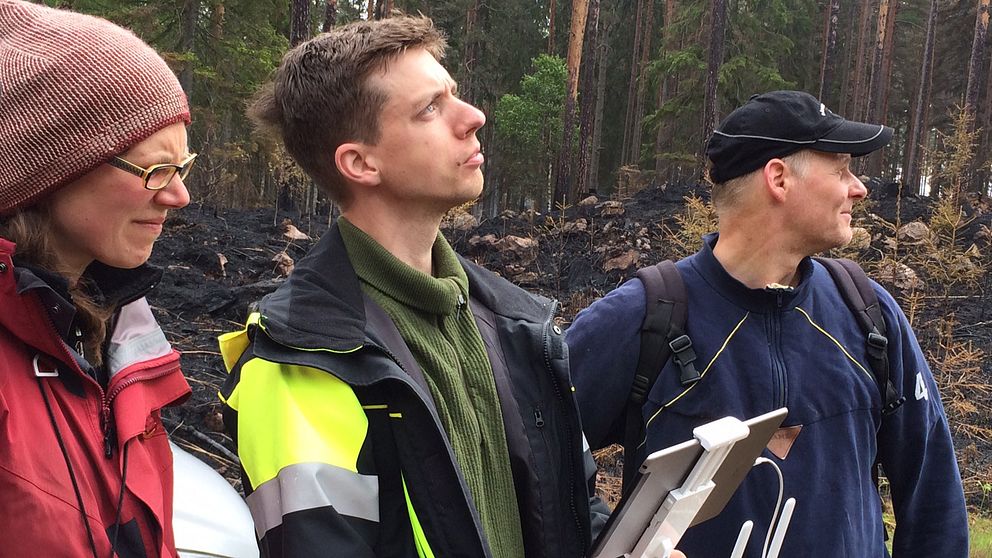 Skogsstyrelsens personal styr drönaren som ska kartlägga brandområdet.