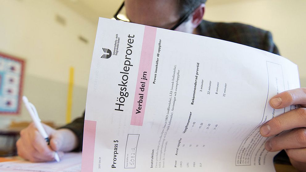 Person skriver högskoleprovet.