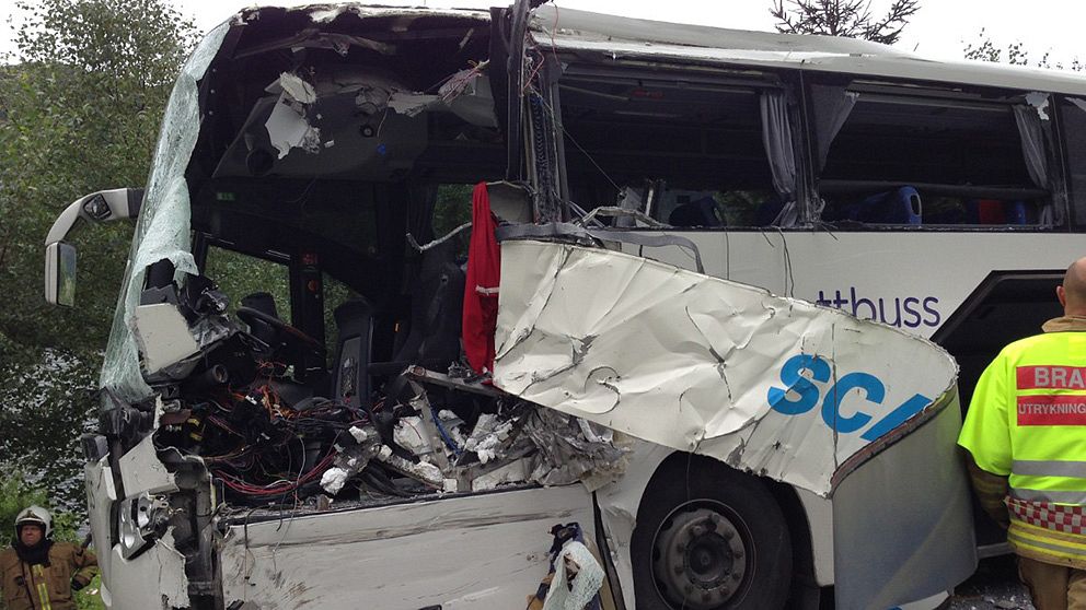 Två bussar varav en svensk har kolliderat på en väg i västra Norge.