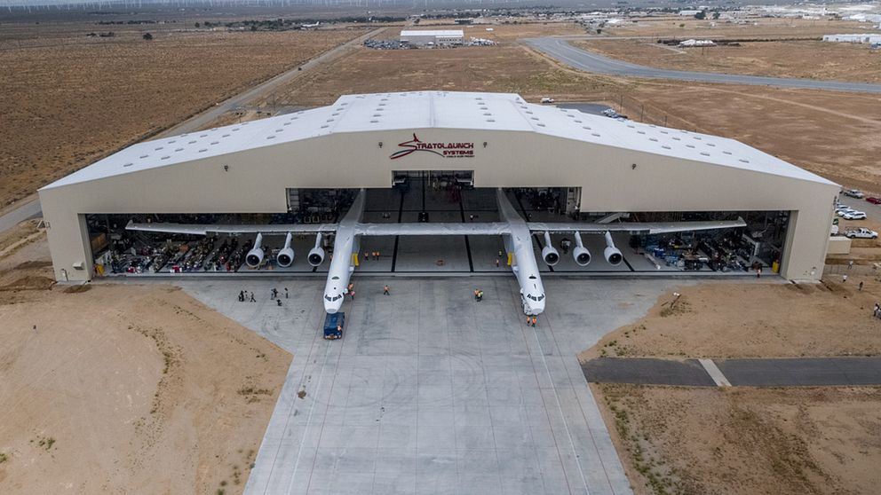 Bild på Stratolaunch när den rullas fram.