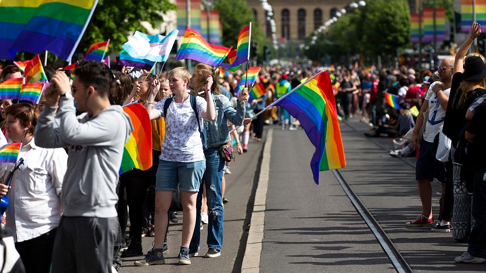 Prideparad nedför avenyn i göteborg