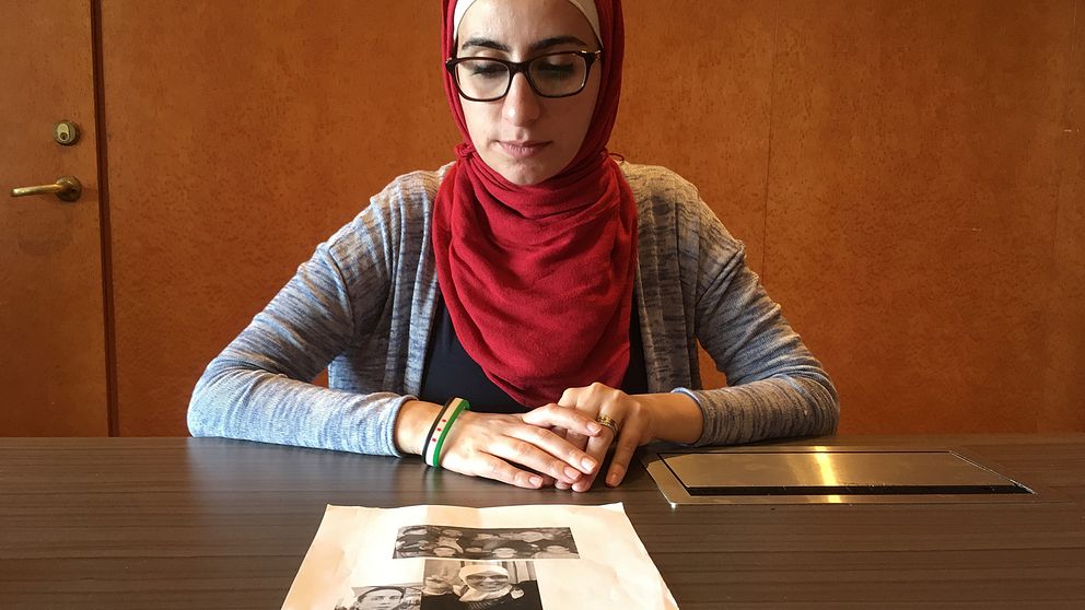Noura Al-Jizawi visar bilder på saknade vänner och anhöriga i Syrien.