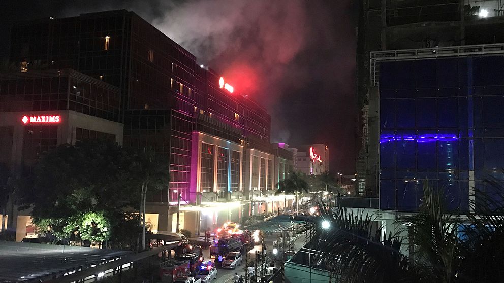 Rök stiger upp från Resorts World Manila.