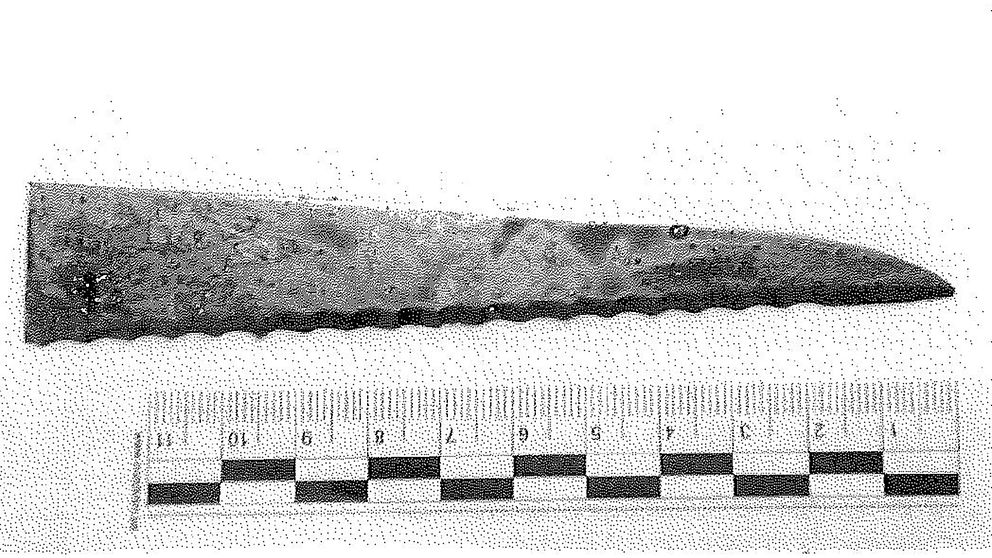 Tandad kniv som är ungefär 13 cm lång.