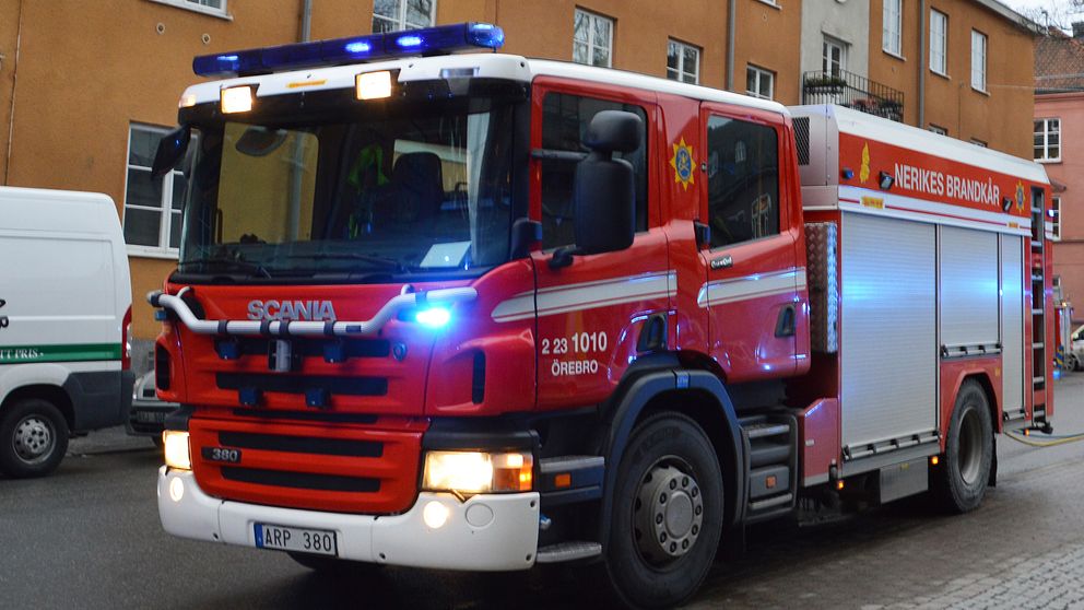 Brandbil med blinkande blåljus. Nerikes brandkår i Örebro.