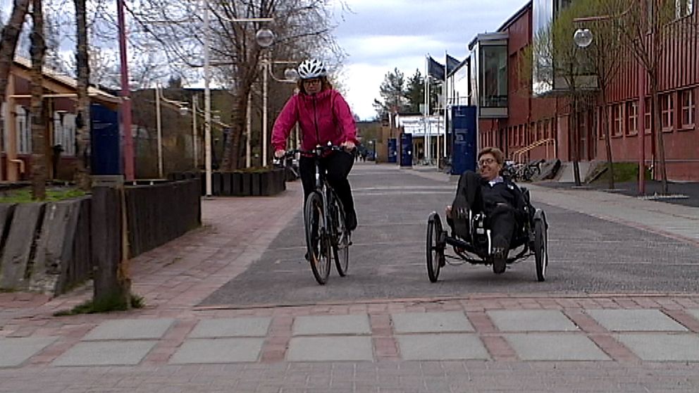 Två personer som cyklar.