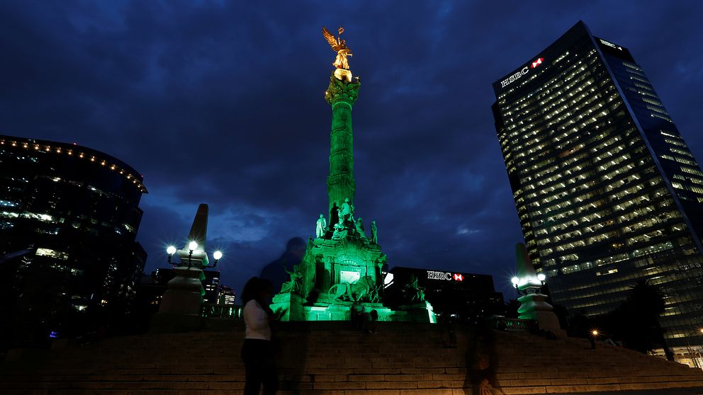 I Mexico city lystes monumentet El Ángel de la Independencia upp i grönt för att markera motstånd mot att USA lämnar Parisavtalet.