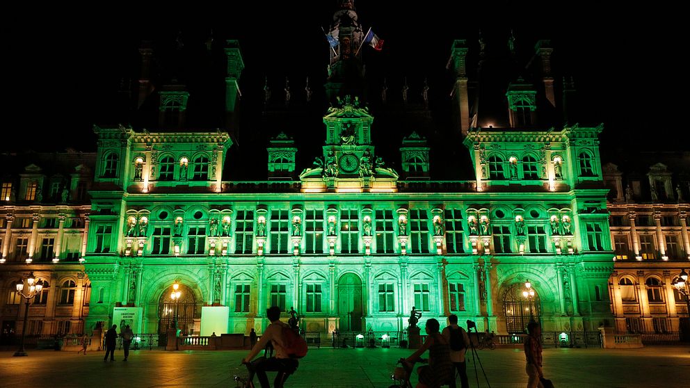 I Paris var det Hotel de Ville vars fasad ljusbekläddes i grönt redan i trosdags, den 1 juni.