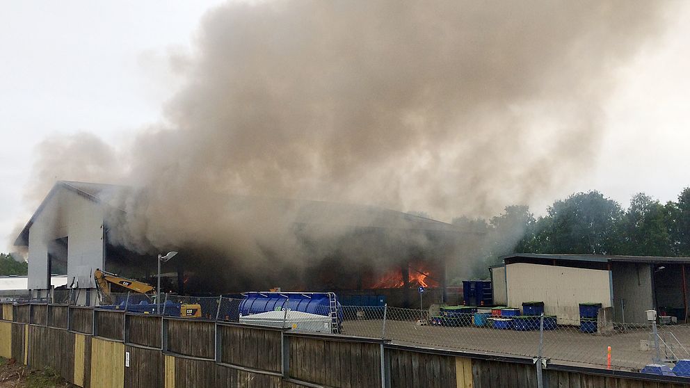 En kraftig brand rasar vid ett företag på Örsholmens industriområde och det ryker rejält över platsen.