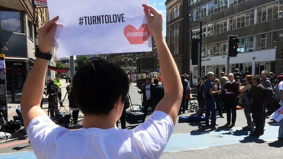 En volontär för det sociala nätverket ”Turn to love” som förespråkar kärlek framför terror.