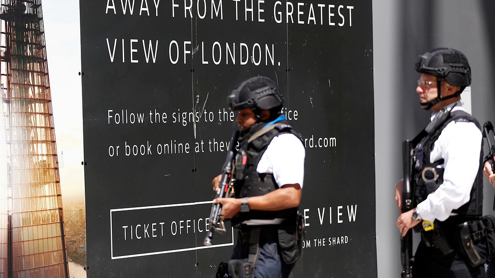 Beväpnad polis bevakar London Bridge station efter lördagens attack.