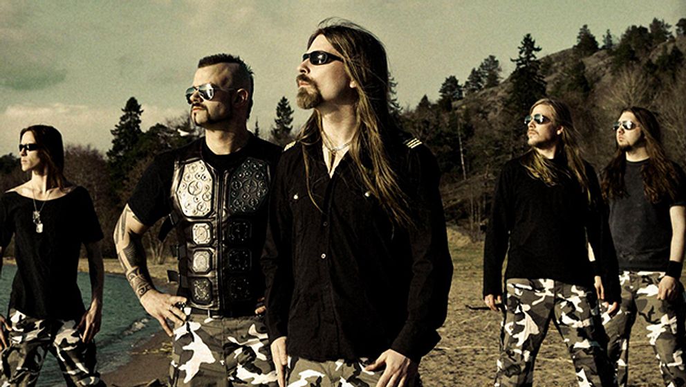 Sabaton. Basisten Pär Sundström står i mitten.